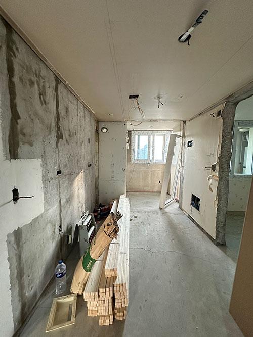 목재와 배선들이 뒤섞인 역동적인 공사 현장