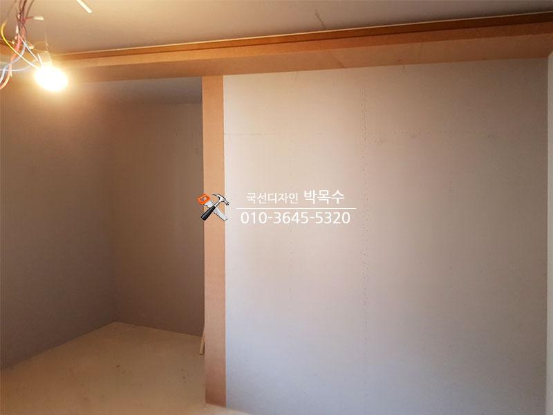 전선과 전구가 노출된 공사 중인 실내 천장