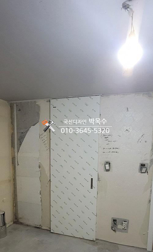 중문 설치 예정지의 벽면 마감 상태
