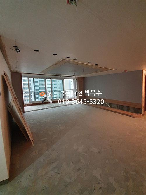 천장 평탄화를 위해 보드를 설치한 콘크리트 바닥의 방