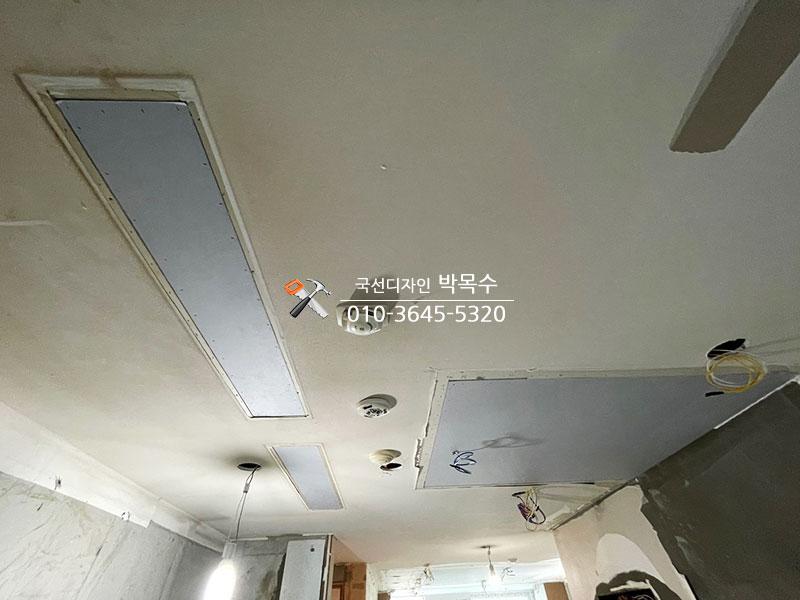 직사각형 구조물과 전선이 보이는 천장 내부
