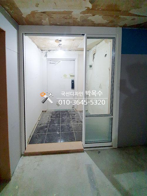 타일 바닥면과 벽체 수평 확인 과정