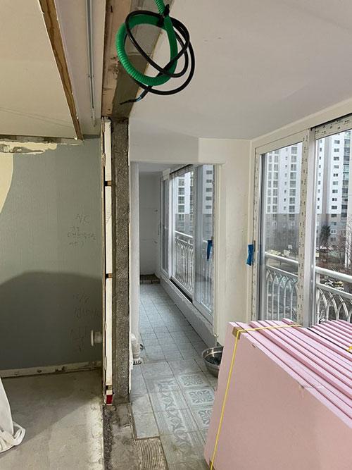 호스가 노출된 발코니 천장 작업 상태