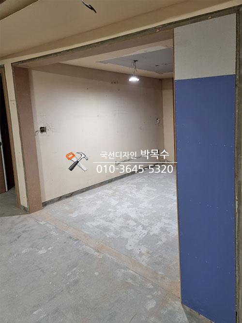 천장 빈 공간과 전기 소켓이 보이는 복도