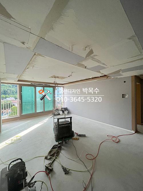 천장 작업 중인 수공구와 소형 기기
