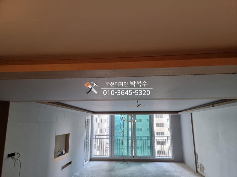 벽면 마감재 설치 중인 창가 공간