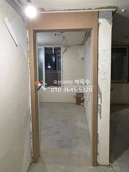 창문 주변 벽면의 기초 작업 상태