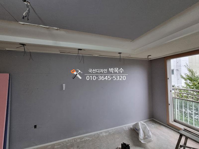 전선이 노출된 천장과 창문 근접 구역