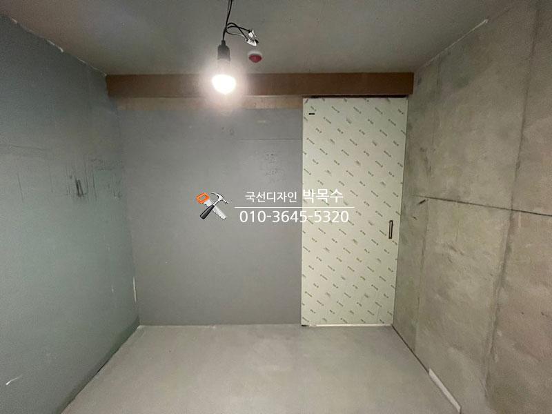 흰색 벽면과 패턴 도어가 설치된 공간