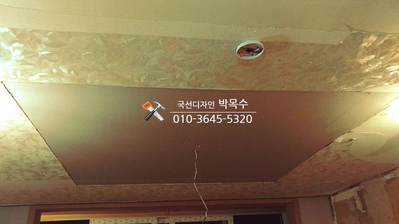 평탄화 작업 후 둥근 조명이 설치된 매끄러운 천장