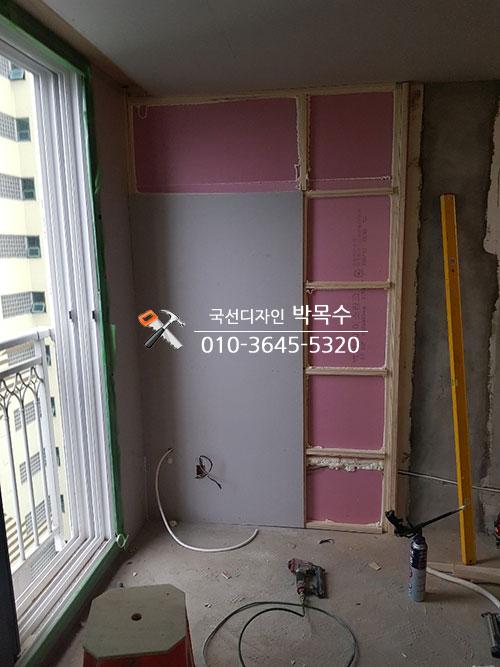 벽면 경계선을 다듬는 세밀한 작업 모습
