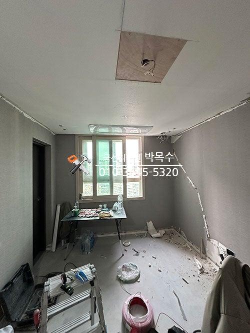 꼼꼼한 도배 작업을 위해 준비 중인 현장