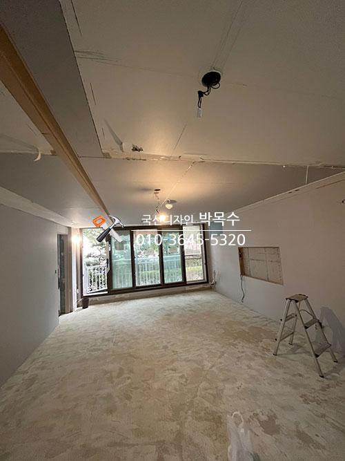 창문 주변의 벽면 상태