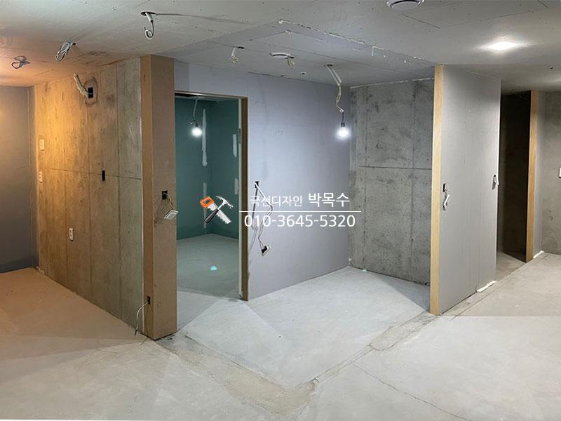 문과 벽 사이로 배치된 전기 배선