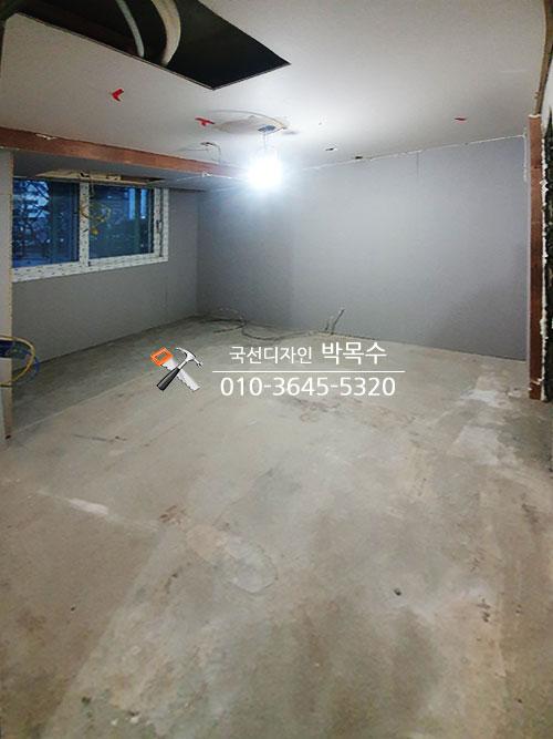 전선이 노출된 천장 단내림 구간