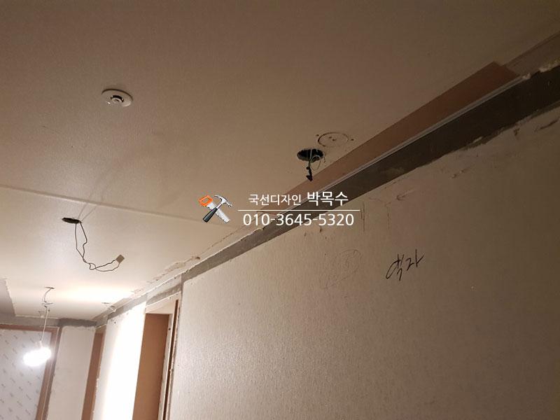 벽면에 글씨가 적힌 전선 노출 천장 공간