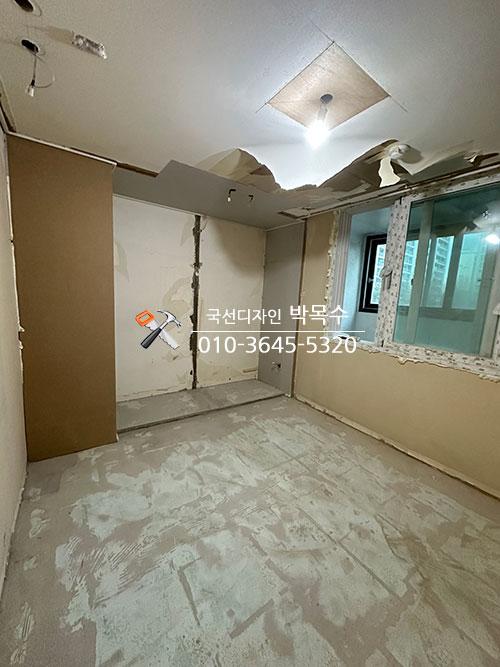 구조를 잡기 위해 철거 및 정리 중인 공간