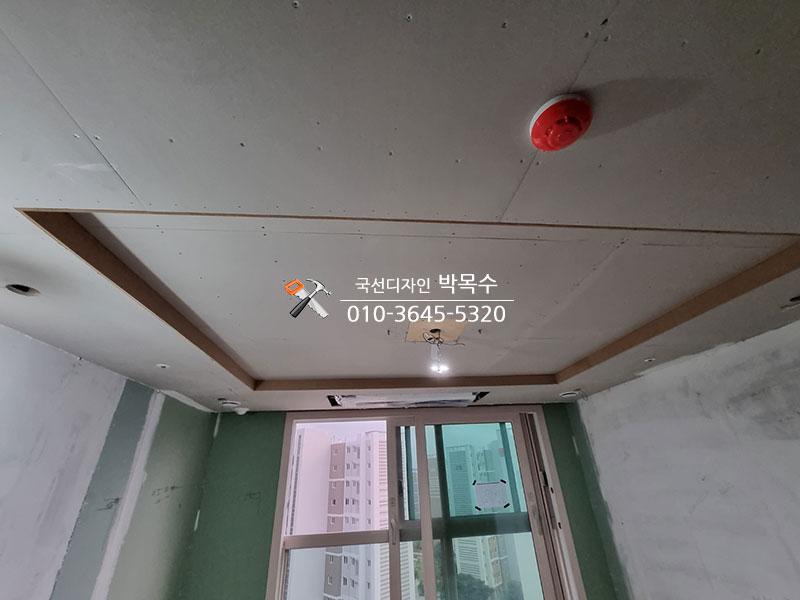 창호가 설치된 벽면과 천장의 소화기가 보이는 내부