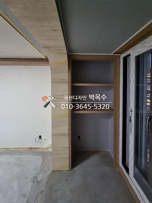 수납장과 불투명 도어 패널이 보이는 시공 현장