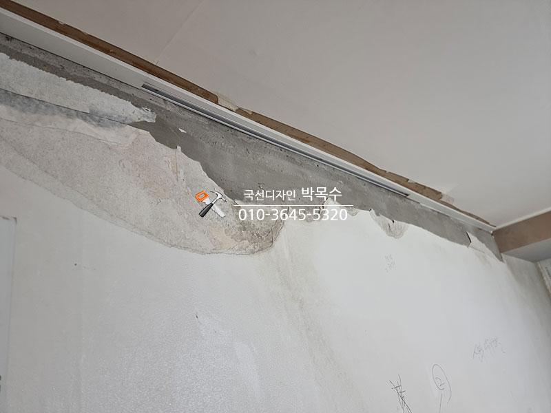 콘크리트 표면을 정리하고 마감재를 덧대는 과정