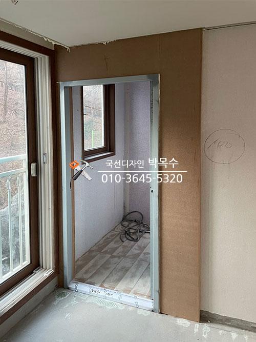 타일 바닥 위로 벽면 마감이 진행되는 모습