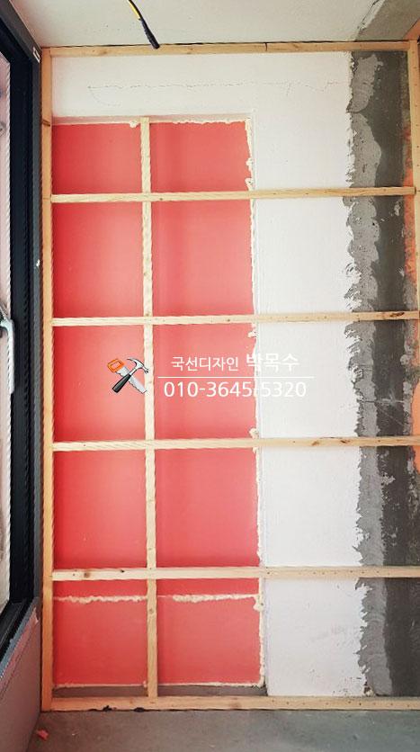 목재 프레임이 세워진 공사 중인 실내