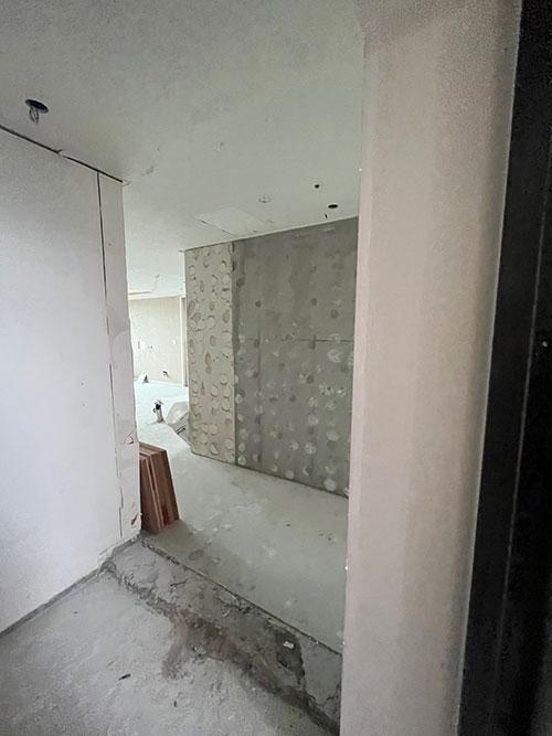 아트월 철거 후 석고보드로 면을 잡는 복도 작업