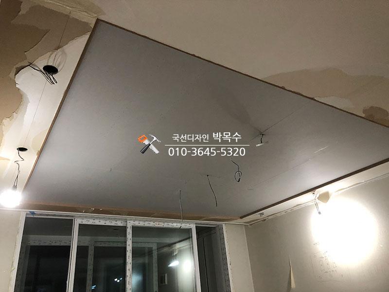 석고보드로 창틀 주변을 보강하는 모습