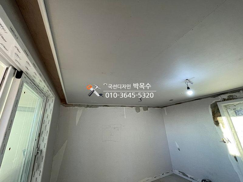 흰색 페인트가 칠해진 벽면과 도어 설치 준비