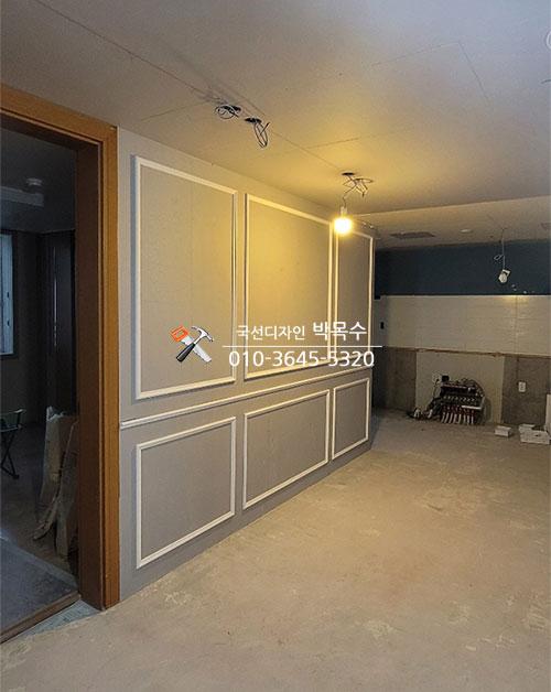 벽면 마감을 위해 수공구로 치수를 확인하는 과정