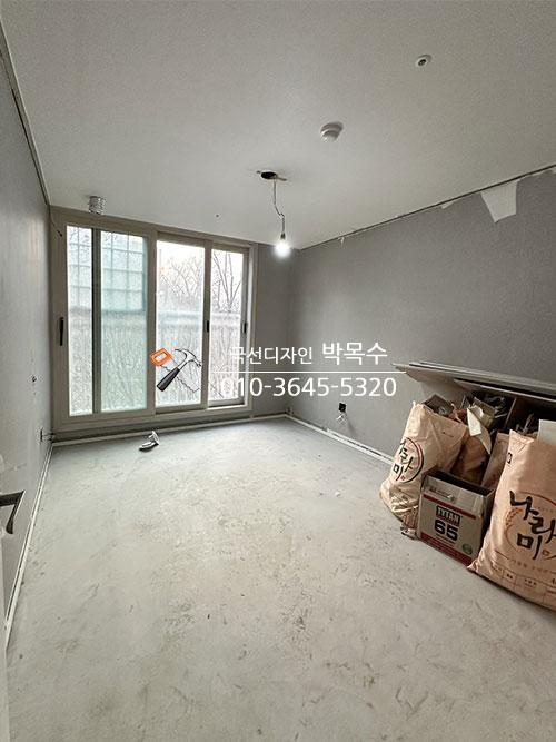 바닥 마감이 되지 않은 상태의 창가 쪽 공간