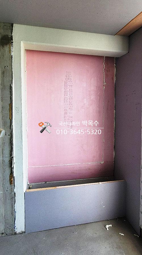 벽면에 촘촘하게 부착된 분홍색 단열재
