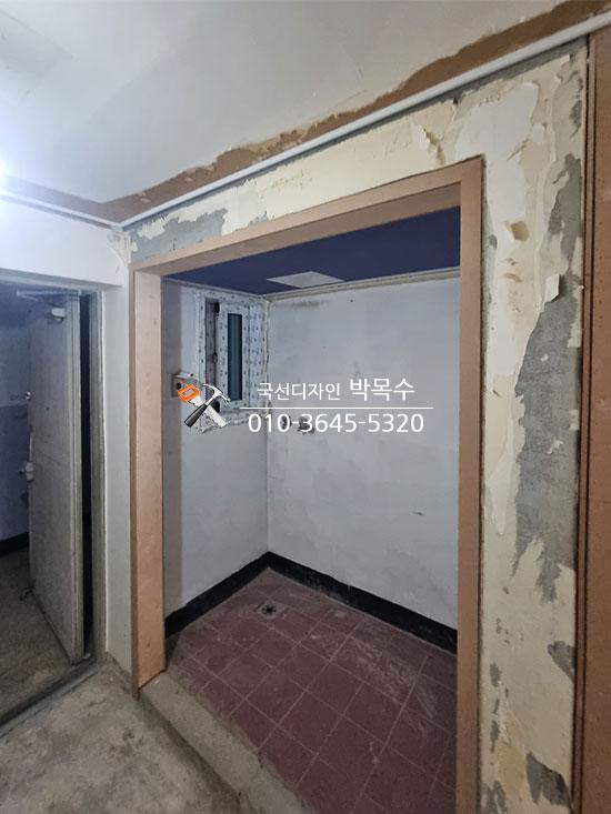 벽면의 수평을 맞추며 기초를 다지는 모습