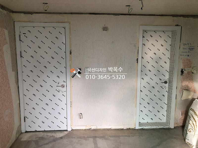 흰색 보드로 마감된 도어와 벽면