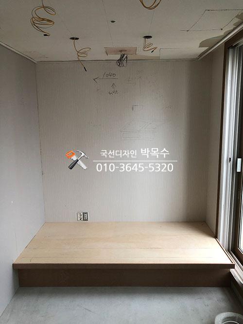 흰색 마감 처리가 진행 중인 방 내부