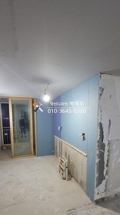 유리문이 설치된 공간의 벽면과 천장