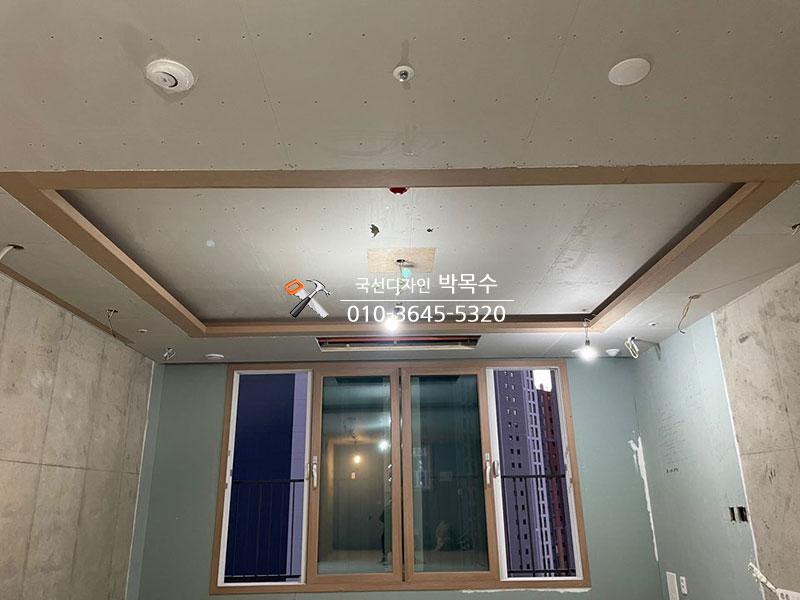 조명과 공기순환기가 설치된 천장 마감 과정