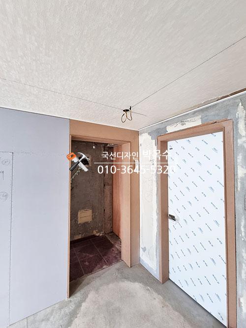도배 작업 중인 복도와 콘크리트 바닥