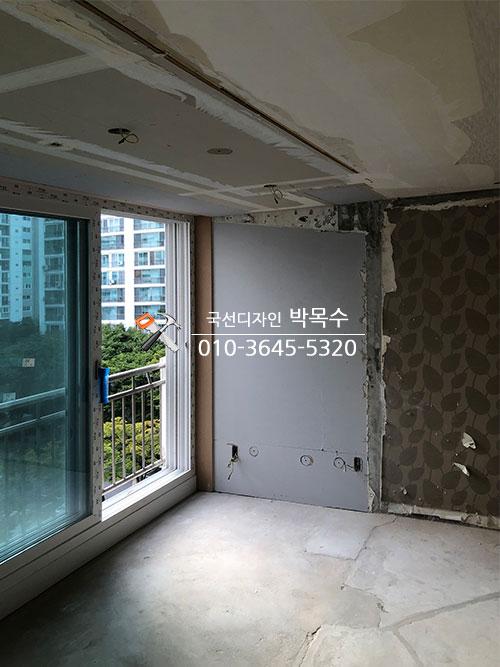 도배 작업 중인 발코니 확장부