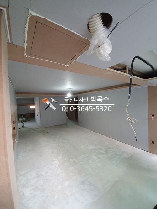 배관과 보드가 노출된 천장 내부