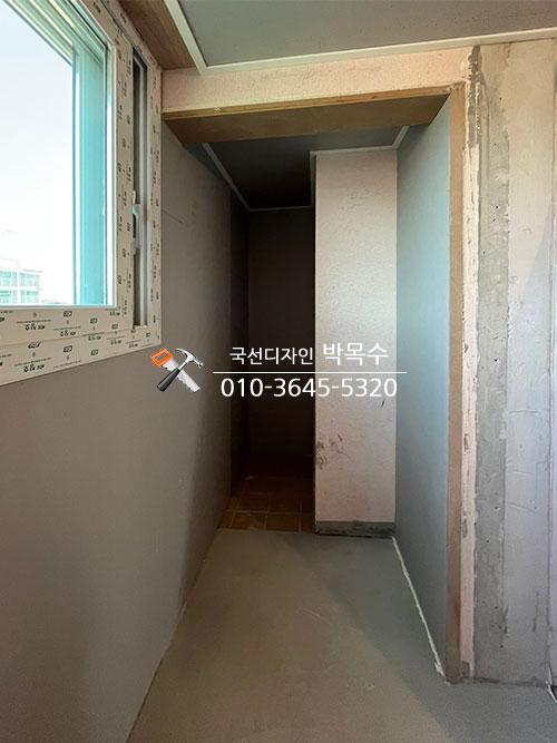 벽지 마감이 시작된 복도와 유리창