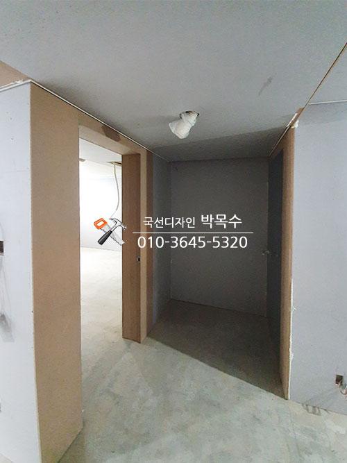 여닫이문이 설치된 복도와 백색 조명