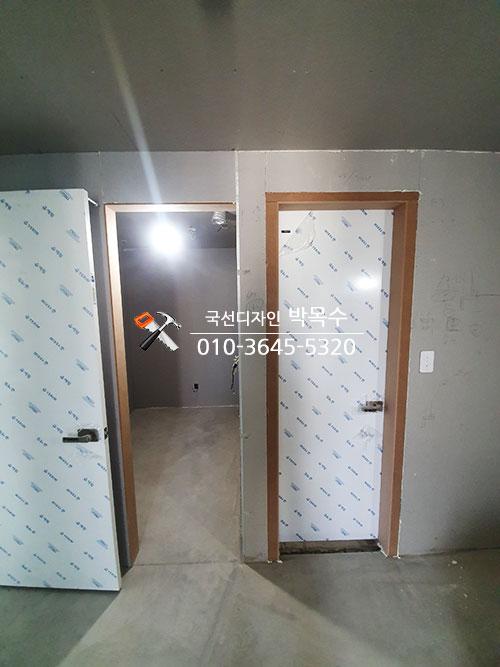 파란 보호 테두리가 둘러진 도어 프레임