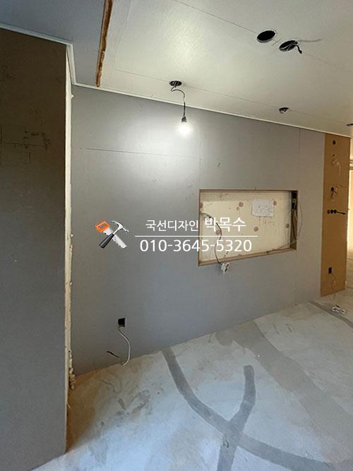 천장 배선 구멍과 벽면 라인 정리 과정