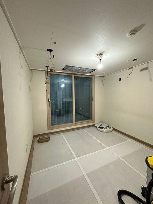 전선 정리와 바닥 마감을 진행 중인 방