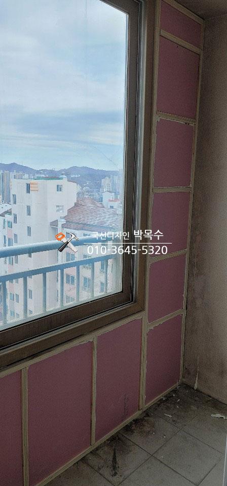 창호 프레임과 벽면 분할 판넬의 접합부