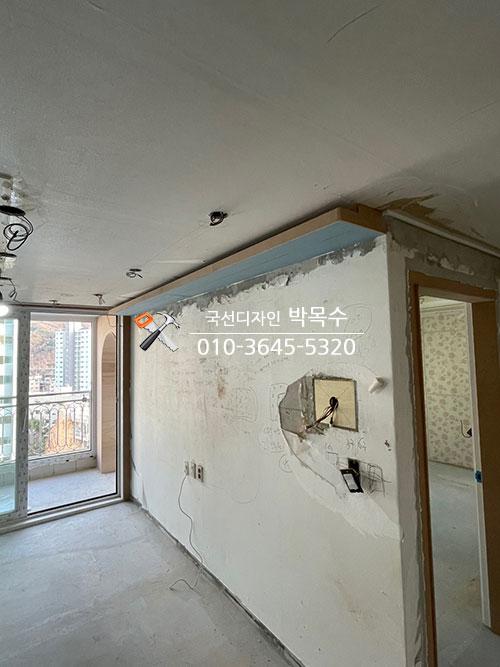 벽면 흠집과 전선이 보이는 복도 연결 구간