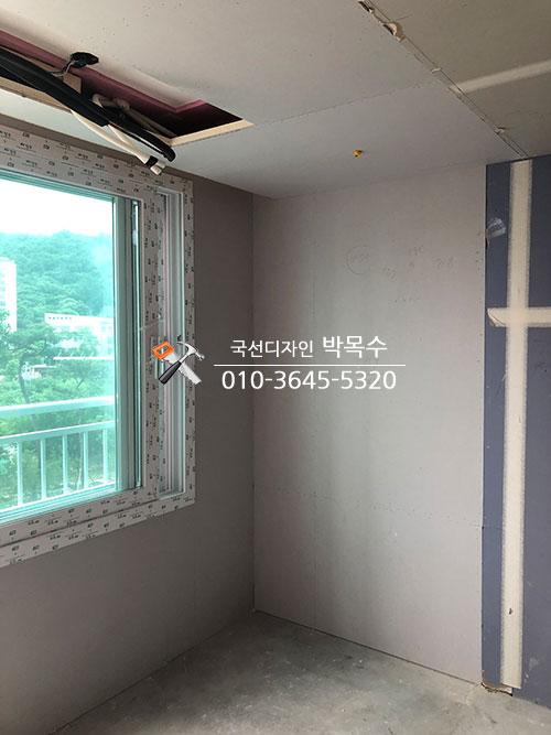천장 공사가 진행 중인 마감 전의 실내