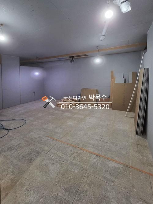 천장 조명 설치 후 벽면 판재를 배치한 모습