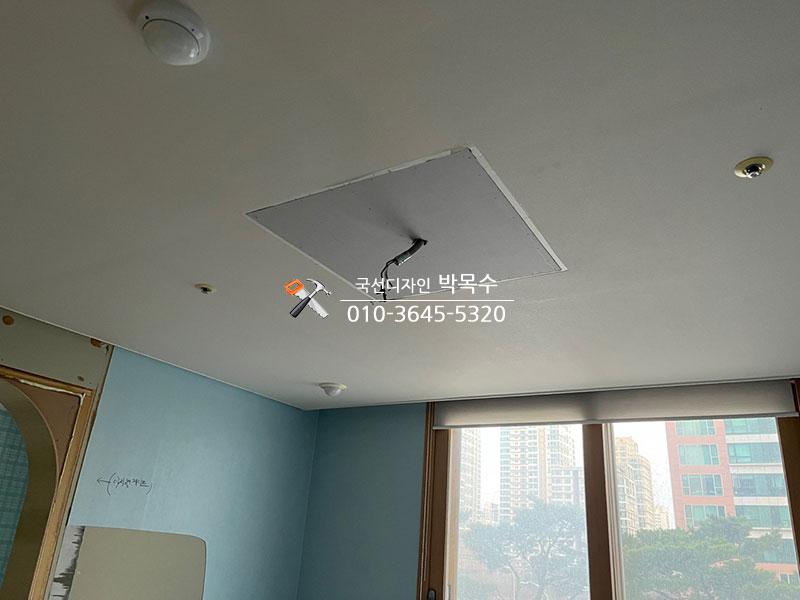 직사각형 프레임이 설치된 천장 보강 작업 모습